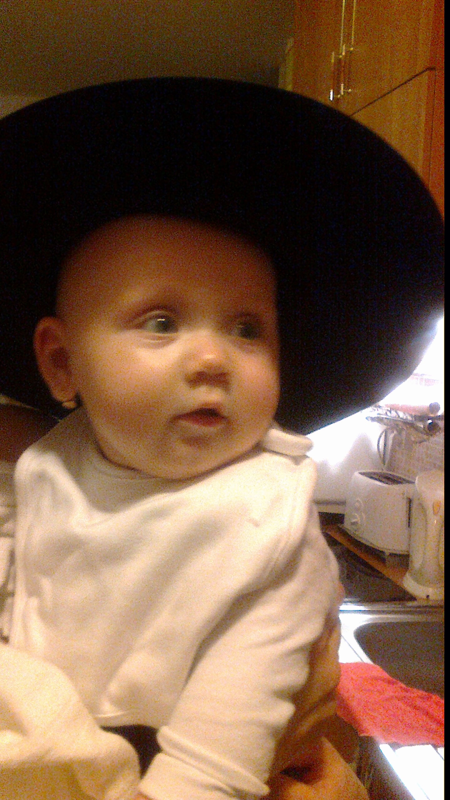 2012 02 20 Miriamka v klobúku (1)